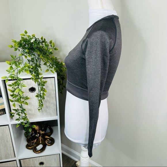 š„PursueāFitnessĀ Adapt Long SleeveāSeamless Workout Crop Top Gray Size M - Picture 6 of 10